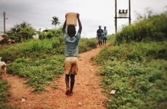 Junge holt in Ghana Wasser
