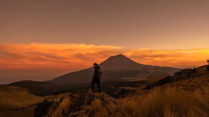 der Vulkan Popocatépetl im Sonnuntergang