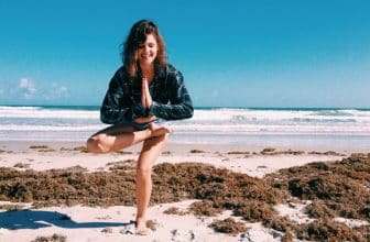 Entspannung pur – Yoga am Strand mit Meerblick. Foto sarathemuse via Twenty20