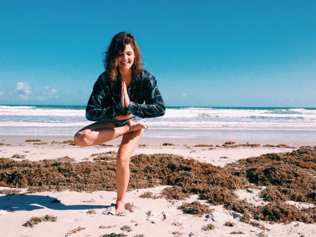 Entspannung pur – Yoga am Strand mit Meerblick. Foto sarathemuse via Twenty20