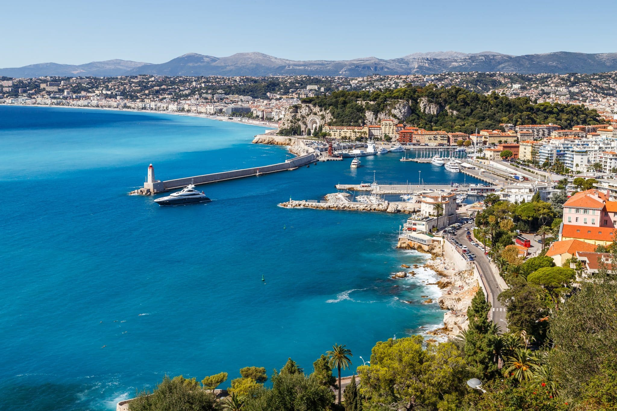 Ein Blick auf die Stadt Nizza und die Cote d`Azur in Frankreich. Foto © Telly stock adobe