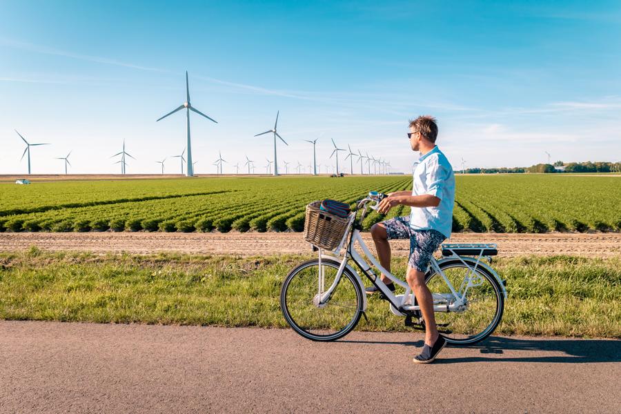 Junger Mann auf Fahrrad in den Niederlanden