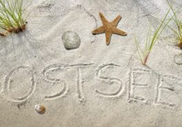 Ostsee auf den Strand geschrieben