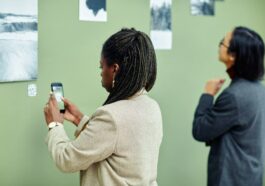 QR Codes an der Wand eines Museums