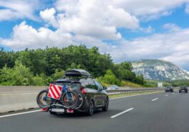 vollbeladenes Auto auf dem Weg in den Urlaub